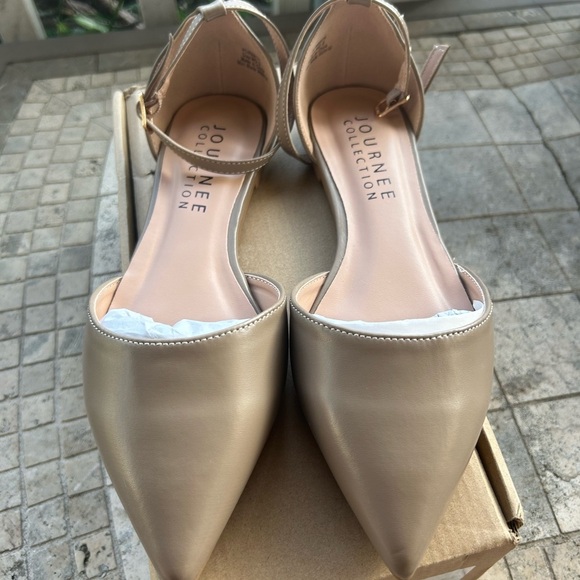 Journee Collection Women's Taupe Pointed Flats Sz 6 Wide nwb - Picture 2 of 4